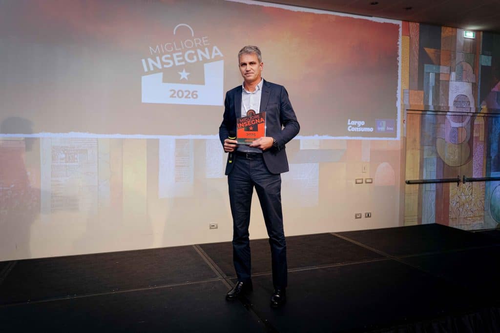 Luca Manfioletti di Cesar Gruppo Acqua & Sapone riceve il premio Migliore Insegna Drugstore 2026 durante l’evento organizzato da Largo Consumo e Ipsos Doxa.