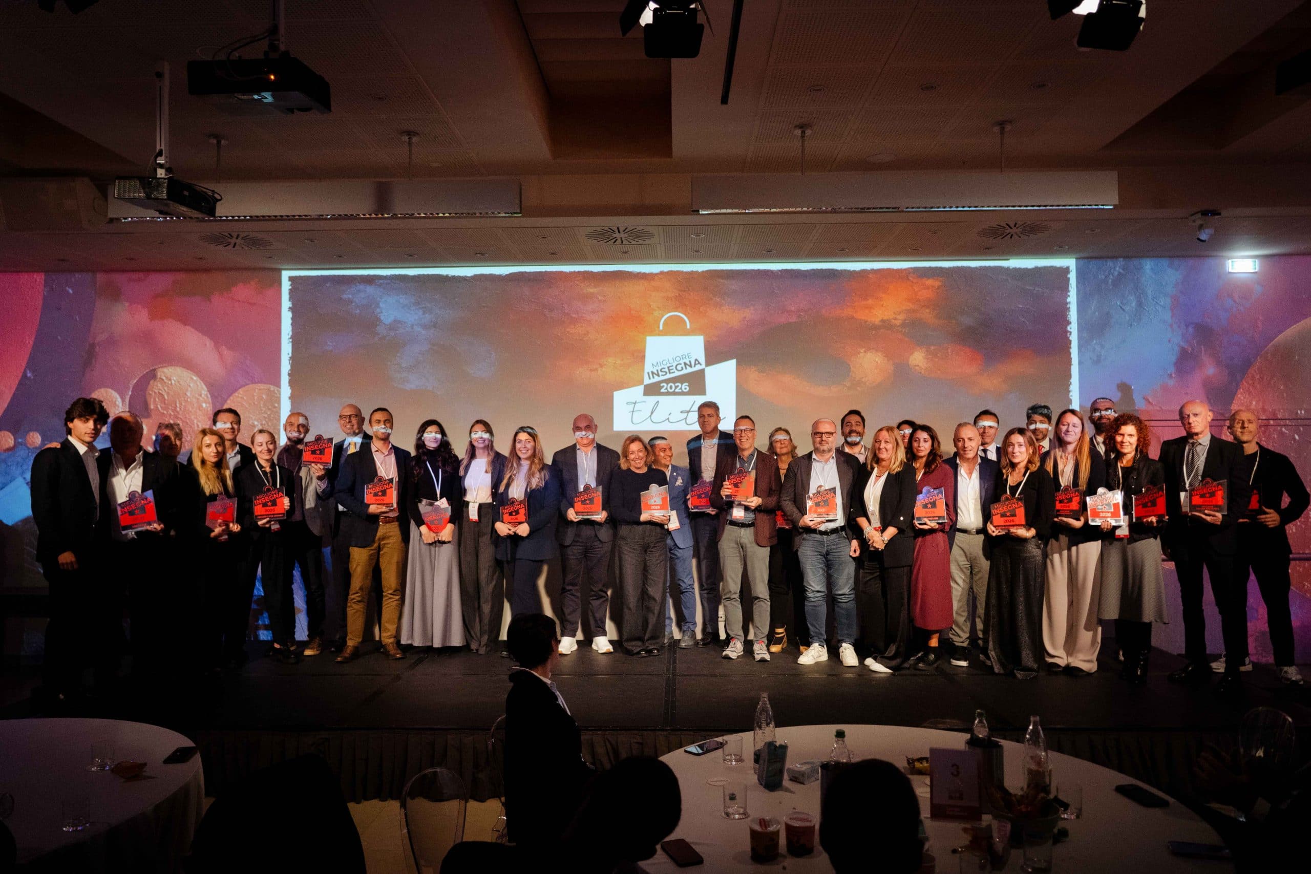 Foto di gruppo dei vincitori della ricerca Migliore Insegna 2026 di Largo Consumo e Ipsos Doxa, con Acqua & Sapone premiata come Migliore Insegna Drugstore.
