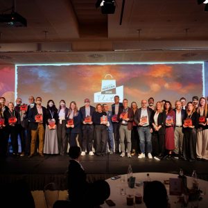 Foto di gruppo dei vincitori della ricerca Migliore Insegna 2026 di Largo Consumo e Ipsos Doxa, con Acqua & Sapone premiata come Migliore Insegna Drugstore.