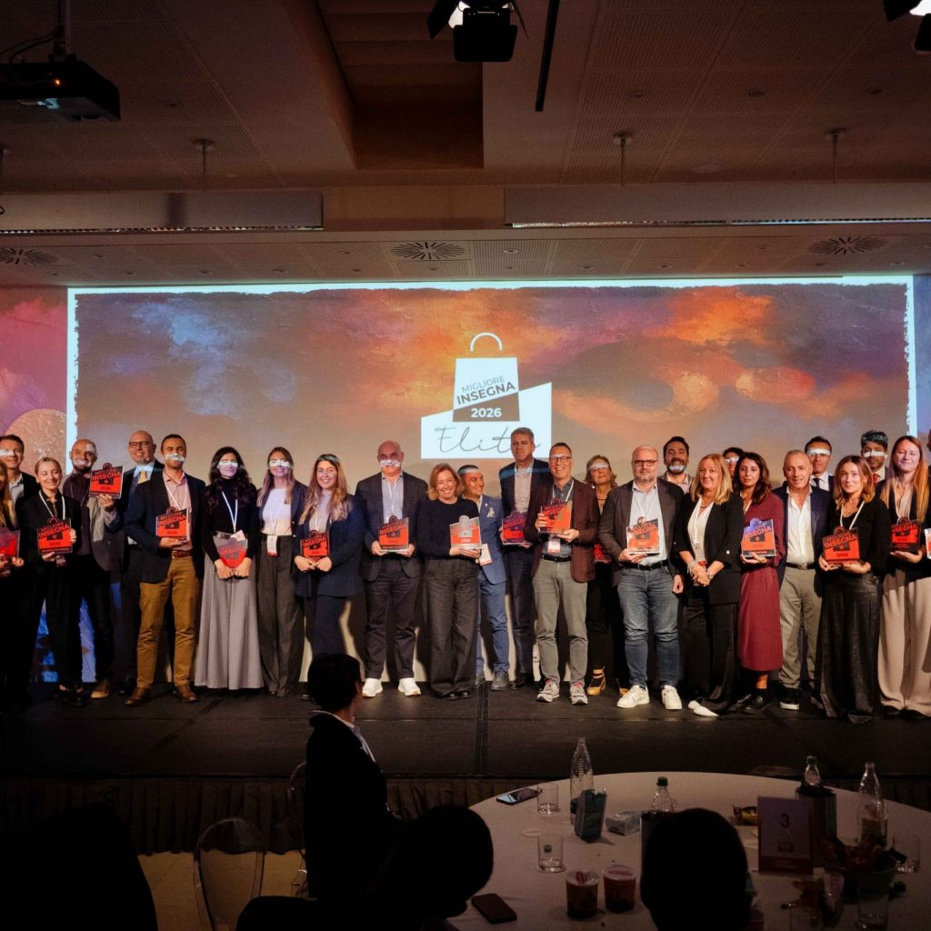 Foto di gruppo dei vincitori della ricerca Migliore Insegna 2026 di Largo Consumo e Ipsos Doxa, con Acqua & Sapone premiata come Migliore Insegna Drugstore.